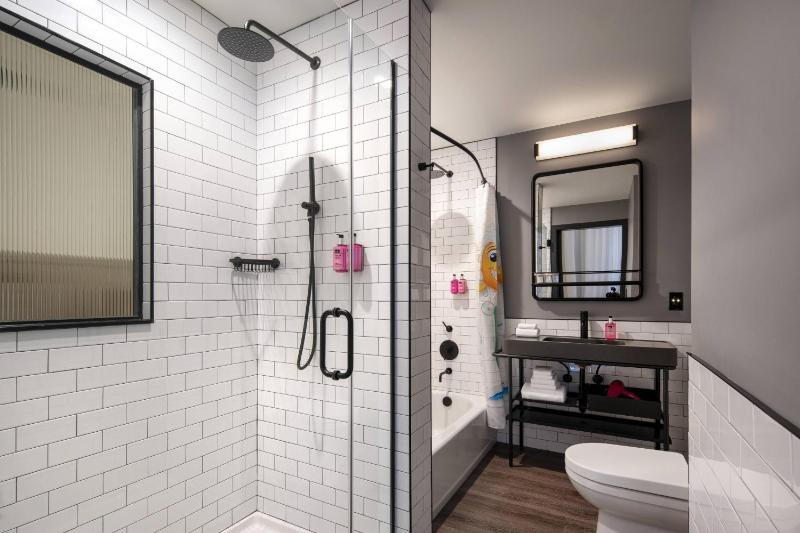 Corner Junior King Suite image 2