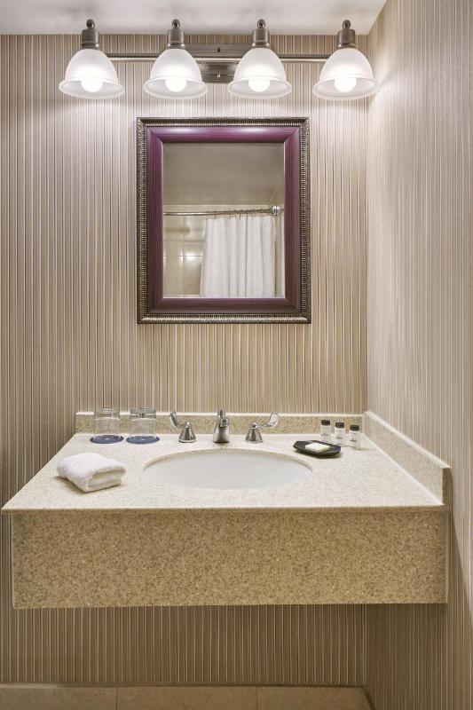 Traditional, Guest room, 1 King, City view image 4