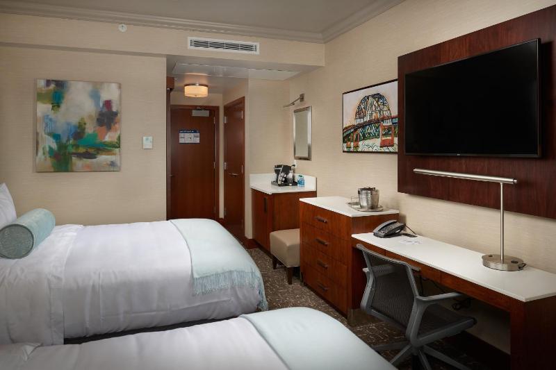 Guest room, 2 Queen, City view image 2