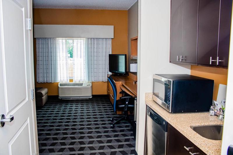 One-Bedroom Queen Suite image 3