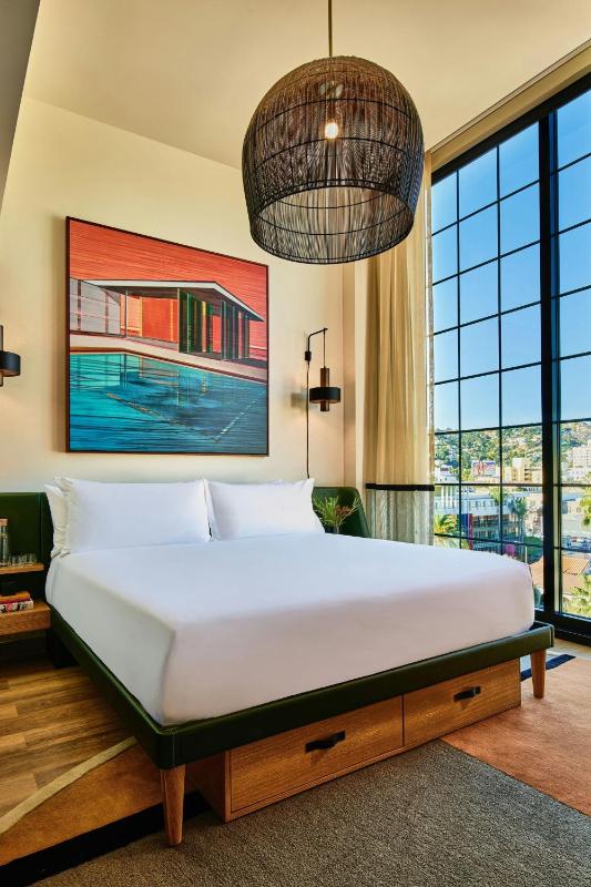 One-Bedroom King Suite with Sofa Bed and City View image 4
