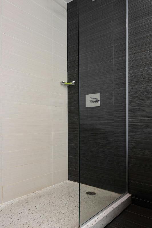 Classic, Guest room, 1 King image 3