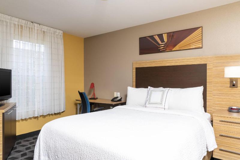 Two-Bedroom Queen Suite with Sofa Bed image 3