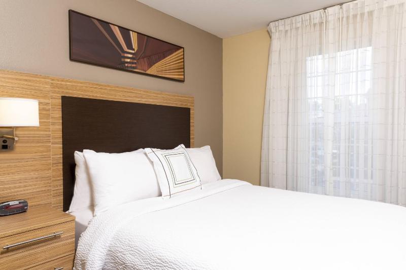 Two-Bedroom Queen Suite with Sofa Bed image 2