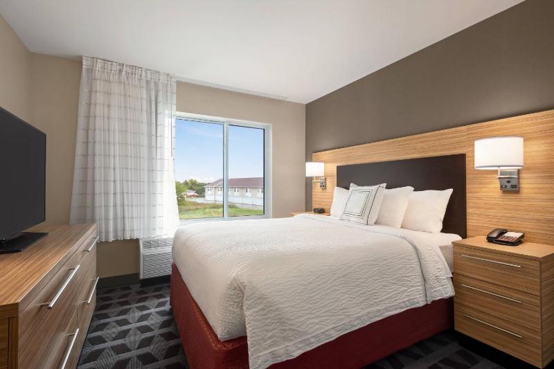 1 Bedroom Suite, 1 Queen, Sofa bed image 4