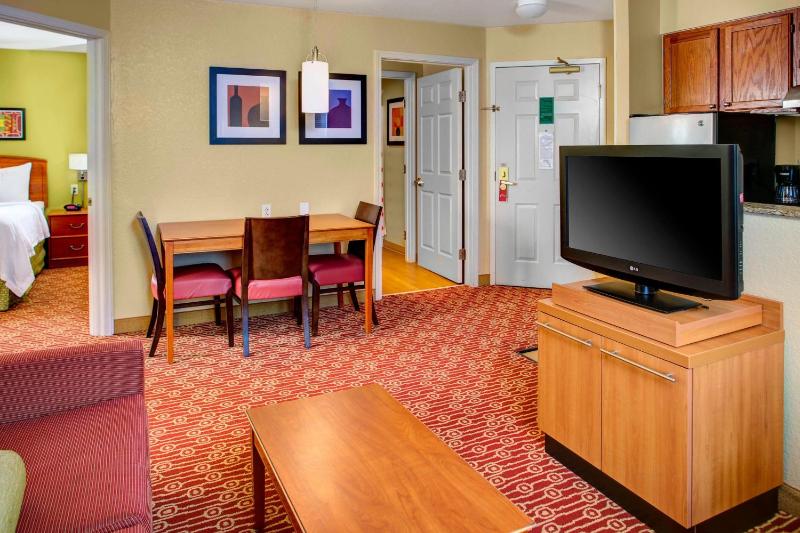 Two-Bedroom Suite image 4