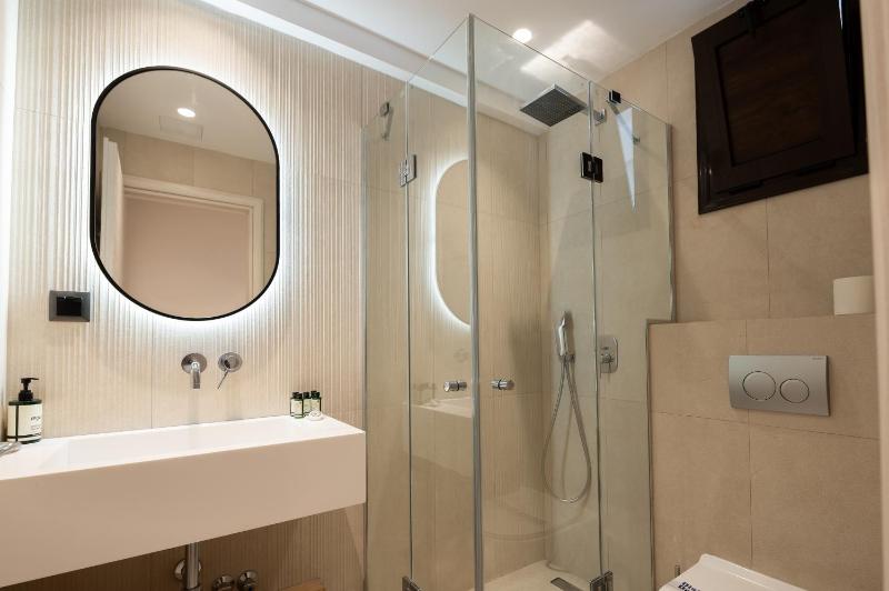 Standard Triple Room image 3