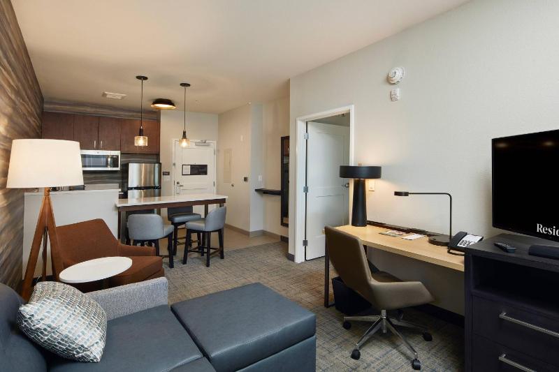 1 Bedroom Suite, 2 Queen, Sofa bed image 1