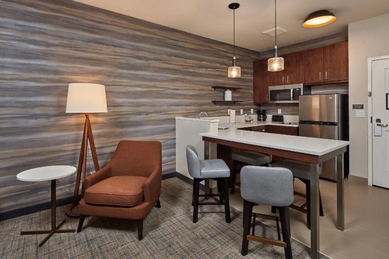 1 Bedroom Suite, 2 Queen, Sofa bed image 2