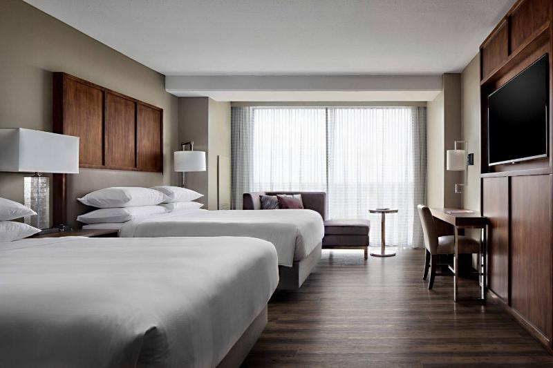 Classic Queen Room - Hearing Accessible image 2