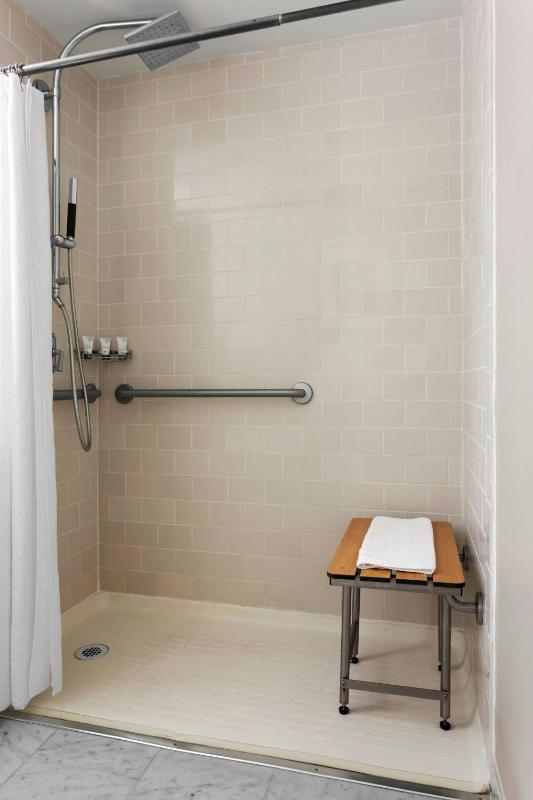Larger Guest room, 1 King image 3