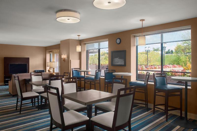 Club level, 1 Bedroom Suite, 1 King, Sofa bed, River view image 2