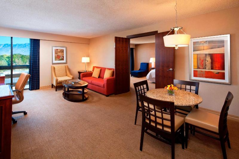 Club level, 1 Bedroom Executive Suite, 1 King or 2 Queen image 2