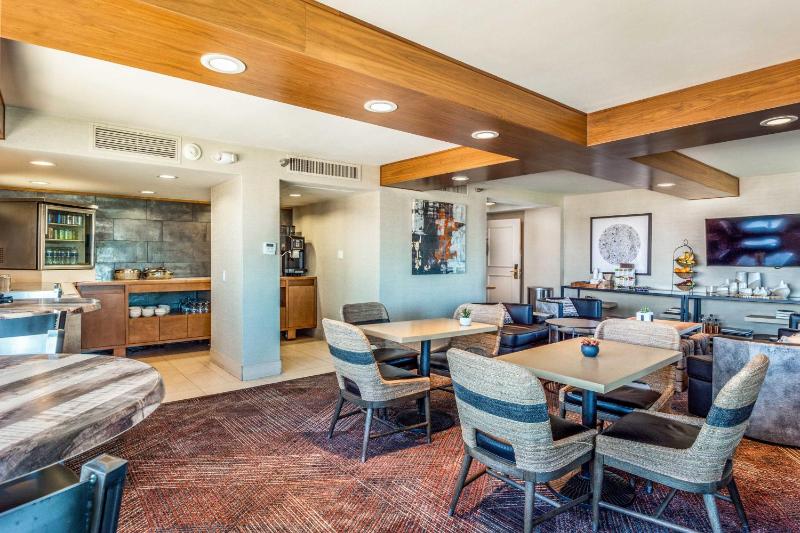 Club lounge access, Guest room, 1 King image 2