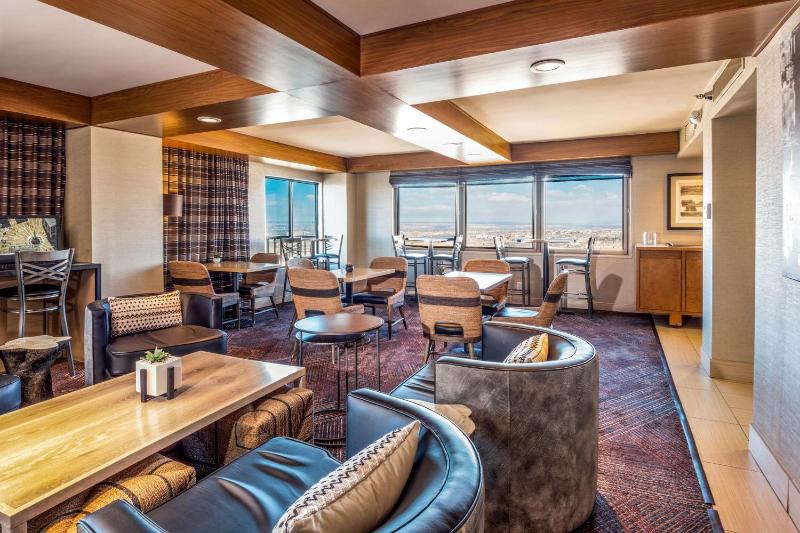 Club lounge access, Guest room, 1 King image 3