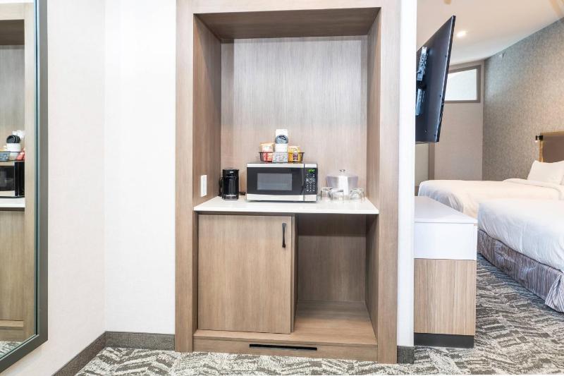 Suite, 1 King, Sofa bed, Trundle bed image 3