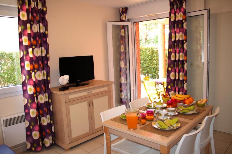 Superior One-Bedroom Apartment (4 Adults) image 2
