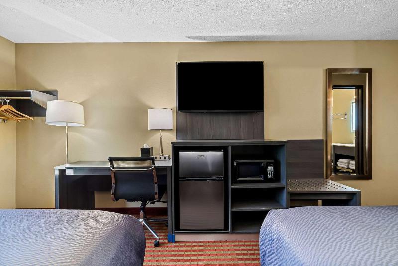Queen Room with Two Queen Beds - Non-Smoking image 4