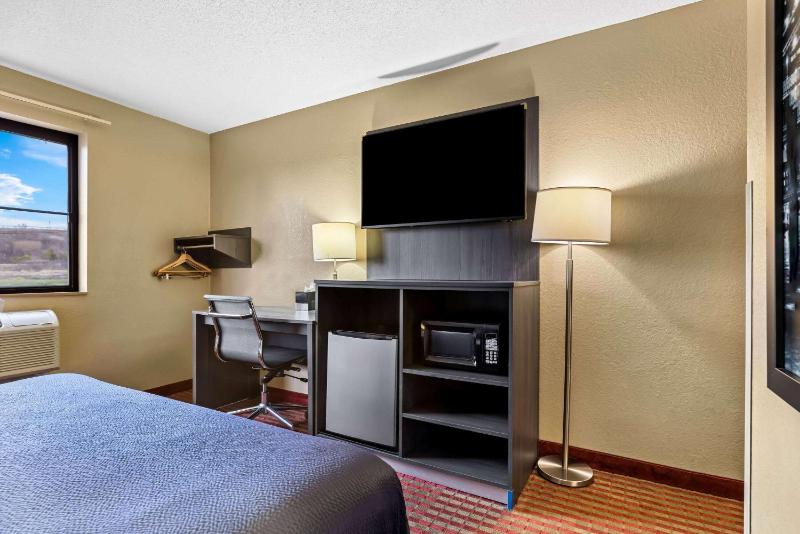 King Room with Bath Tub - Mobility/Hearing Accessible - Non-Smoking image 3