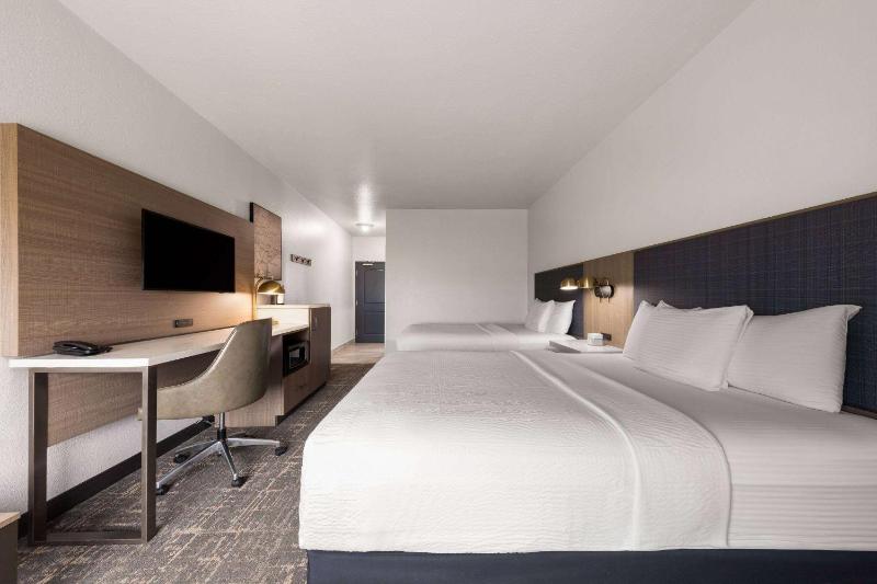 Queen Room with Two Queen Beds and Bath Tub - Mobility/Hearing Accessible - Non-Smoking image 4