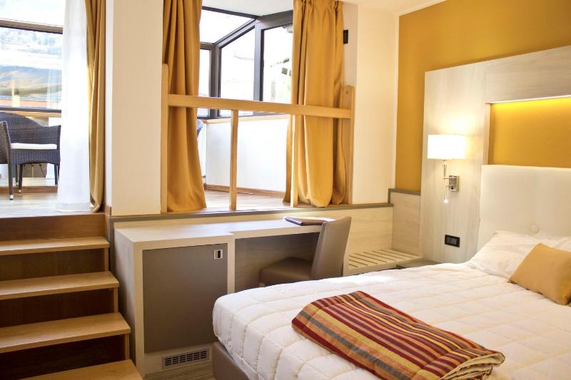 Deluxe Double Room with Balcony image 4