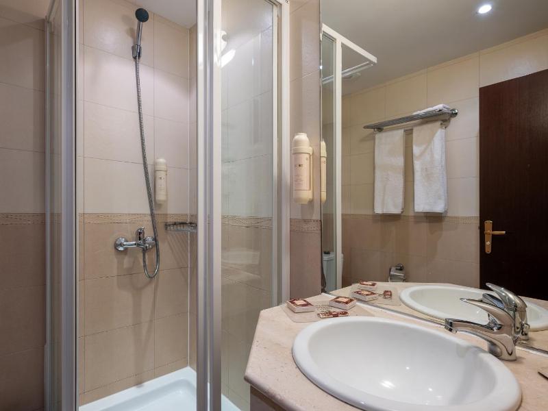 Double Room image 3