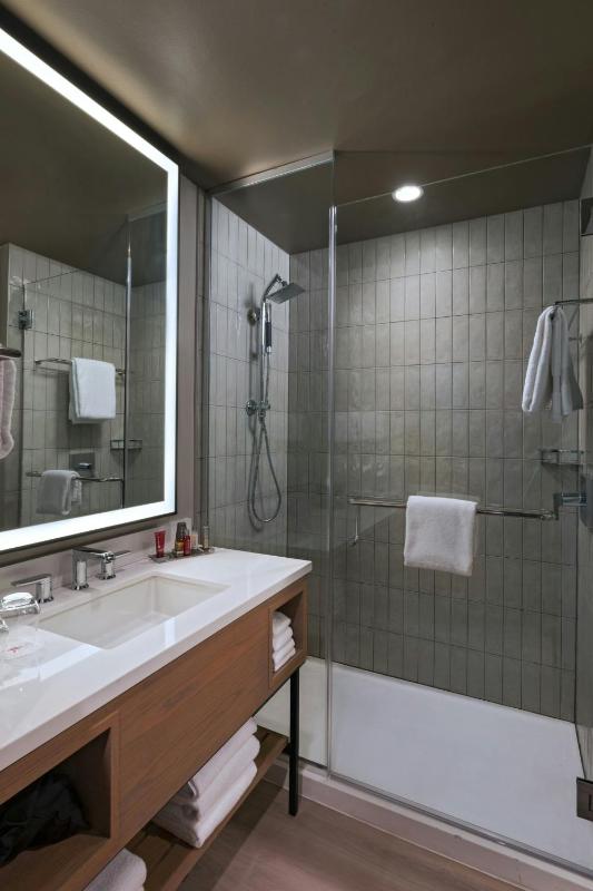 Guestroom, 1 King Bed, Guest room, 1 King image 4