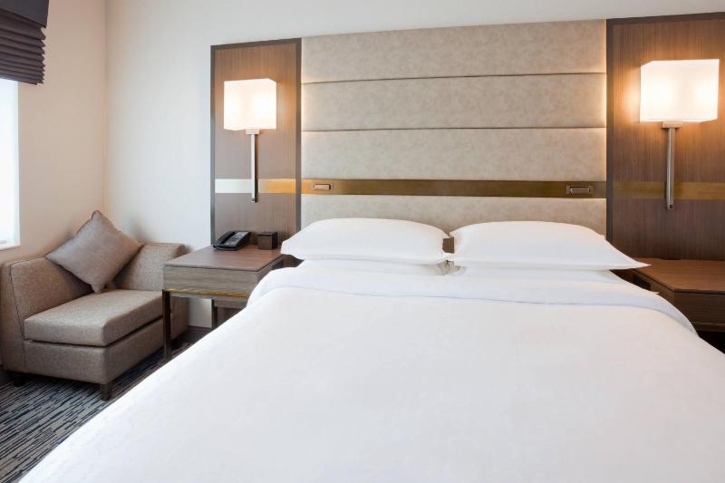 Guest Room, 1 King image 4