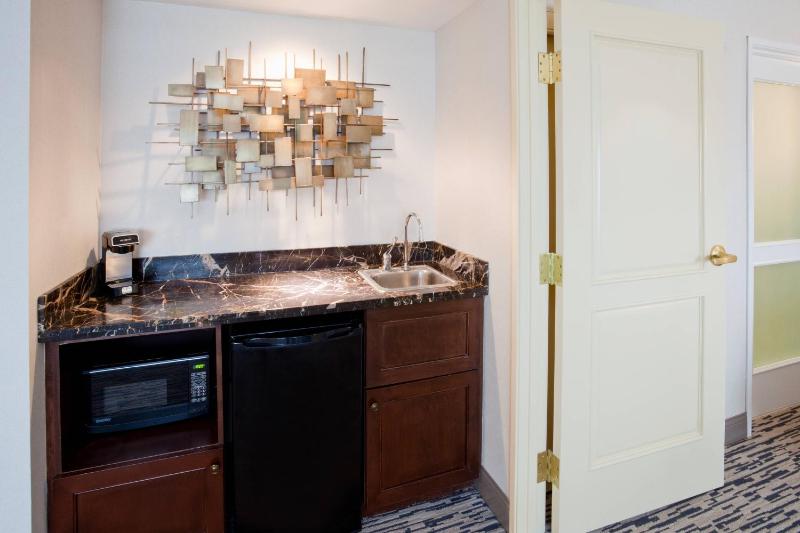 Concierge King Suite with Sofabed image 4