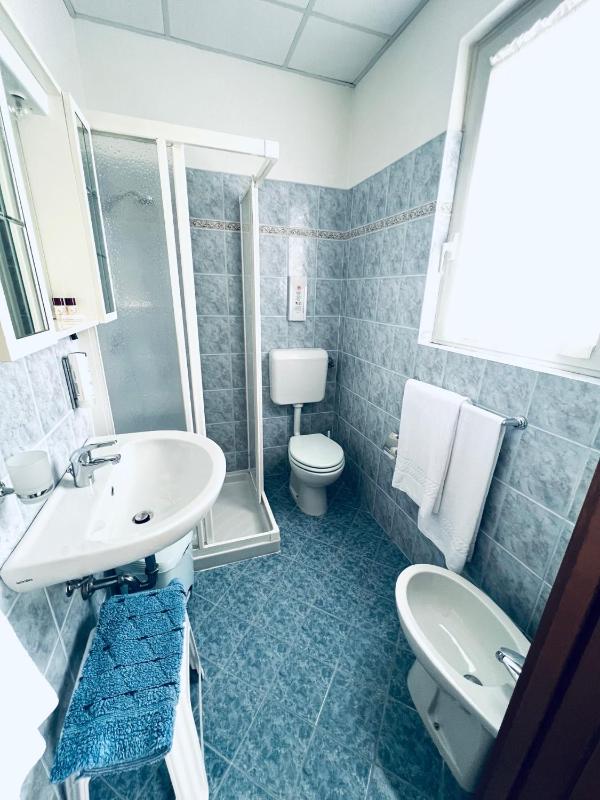 Double Room with Balcony image 4