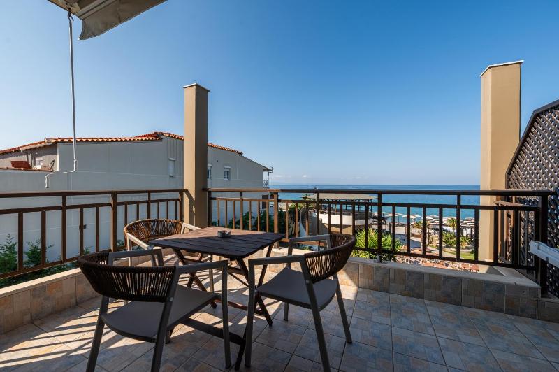 Deluxe Triple Room with Sea View image 2