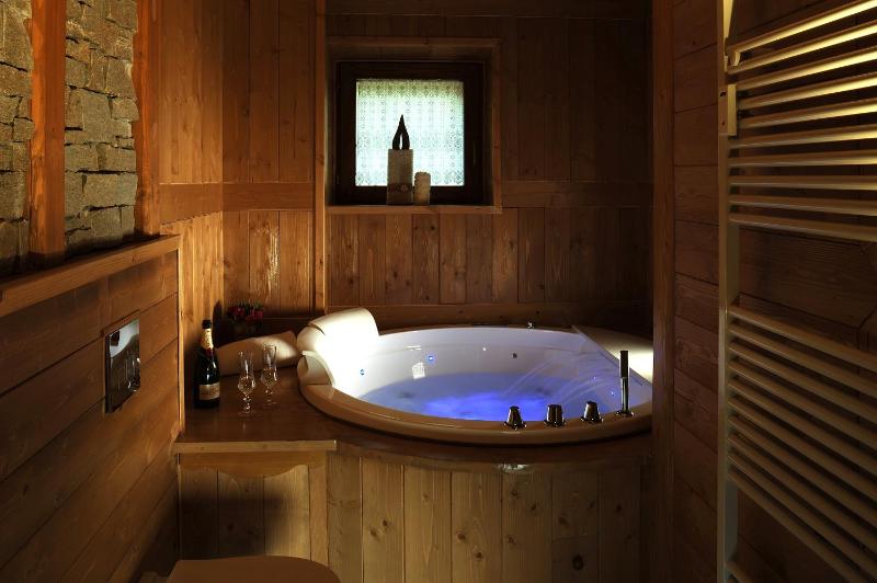 King Suite with Spa Bath image 4