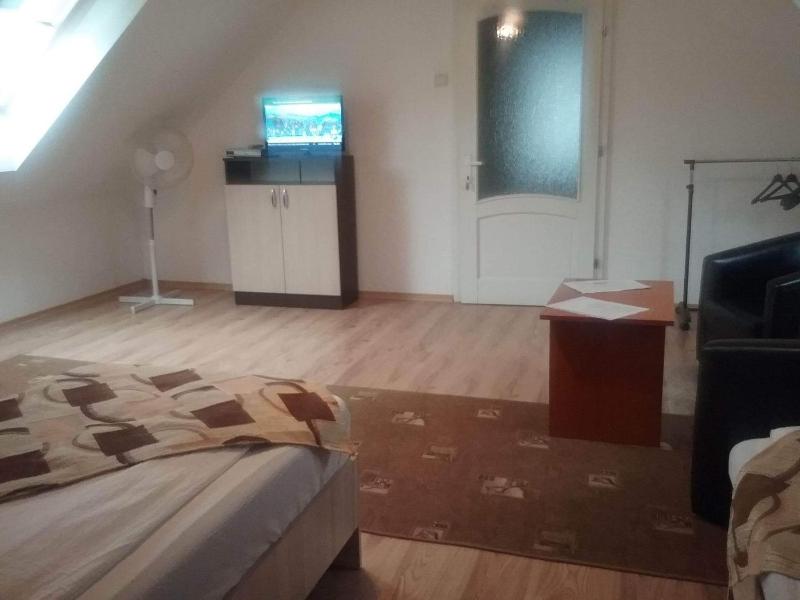 Triple Room with Shared Bathroom image 3