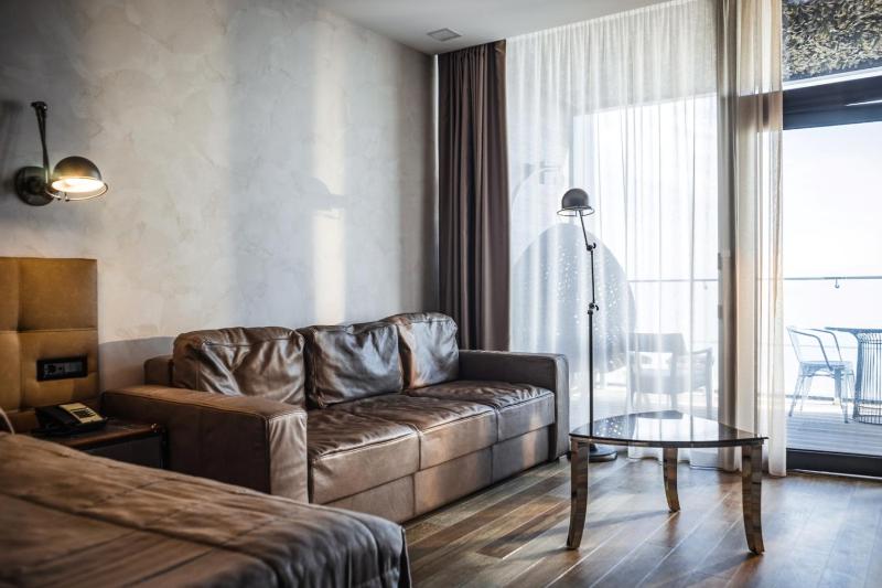 Deluxe Double Room with Balcony and Sea View image 1