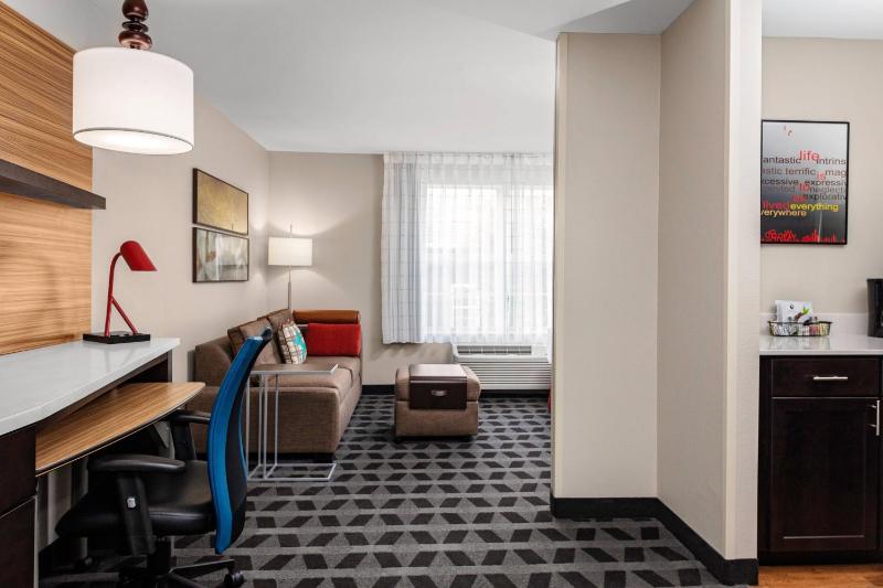 Queen Studio with Sofa Bed and Adapted Tub - Mobility Accessible image 2