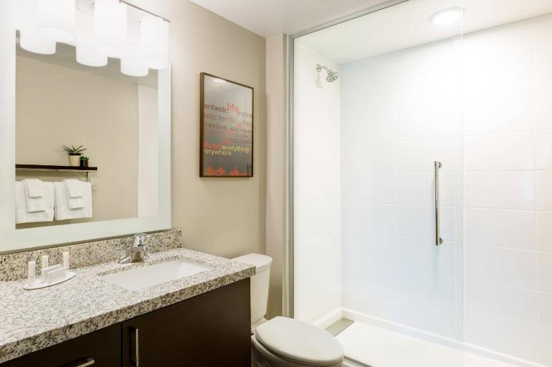 1 Bedroom Suite, 1 Queen, Sofa bed, Away from elevator image 2
