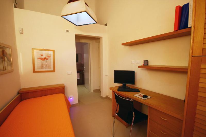 Single Room image 3