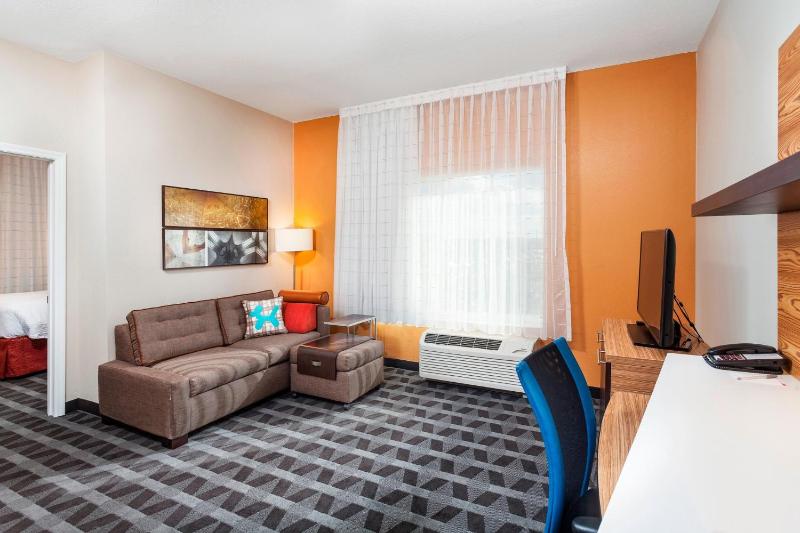 One-Bedroom Queen Suite with Sofa Bed image 3