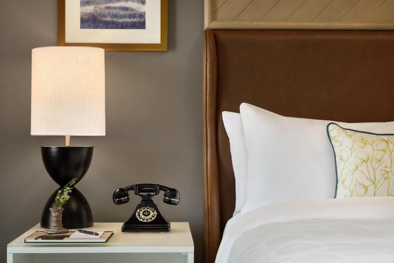 Suite, 1 King, Sofa bed image 1