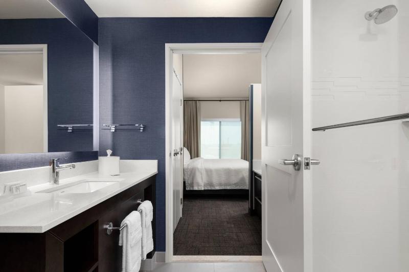 One-Bedroom King Suite with Sofa Bed image 3
