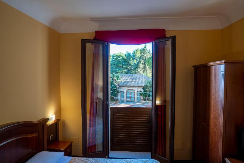 Standard Double Room image 4