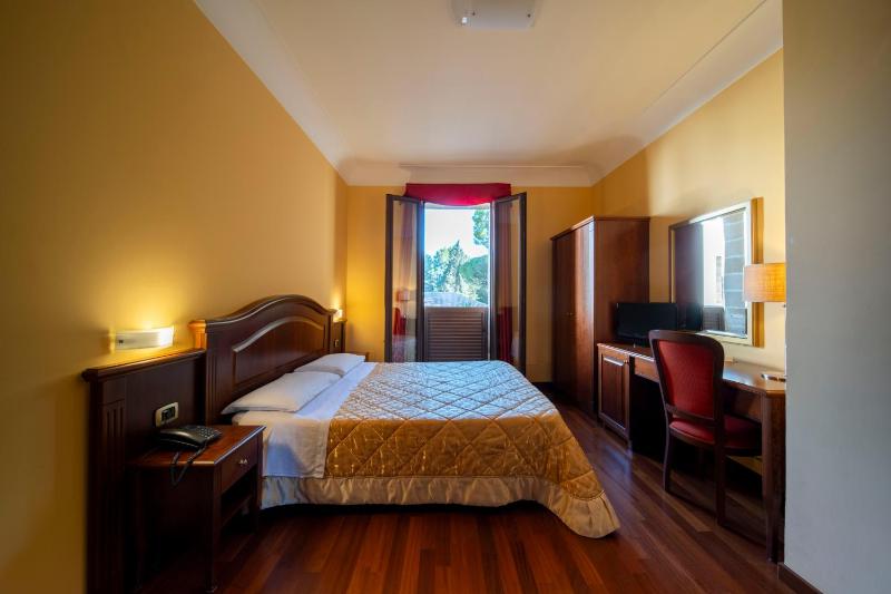 Standard Double Room image 3