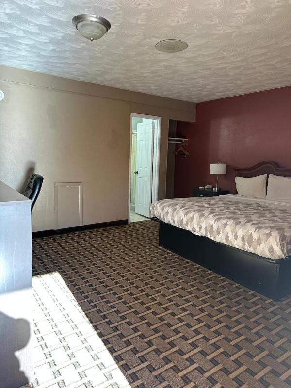 King Room - Non-Smoking image 2