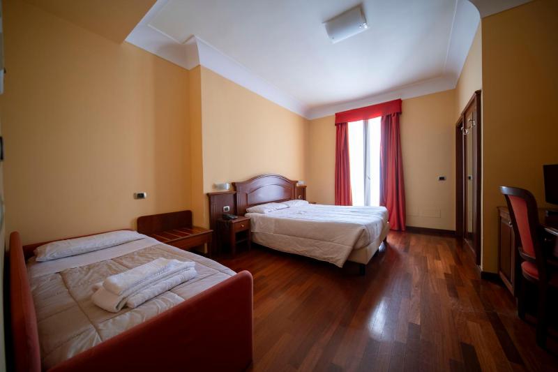 Standard Triple Room image 4