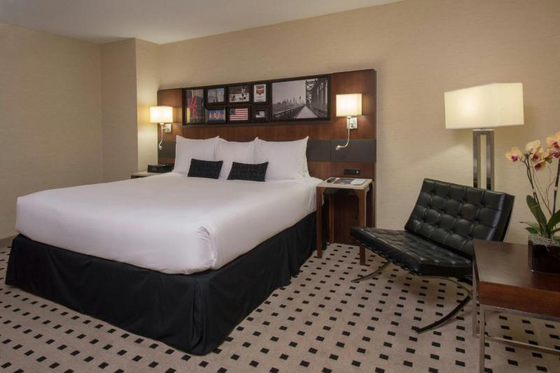 Standard King Room image 2
