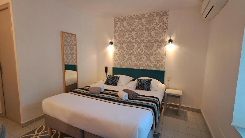 Queen Room image 2