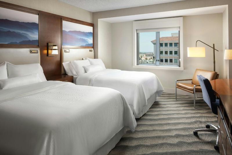 Classic Double Guest Room with Two Double Bed image 3