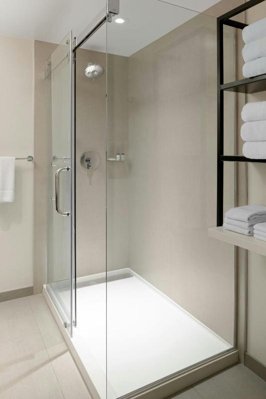 Club level, Guest room, 1 King, High floor image 4