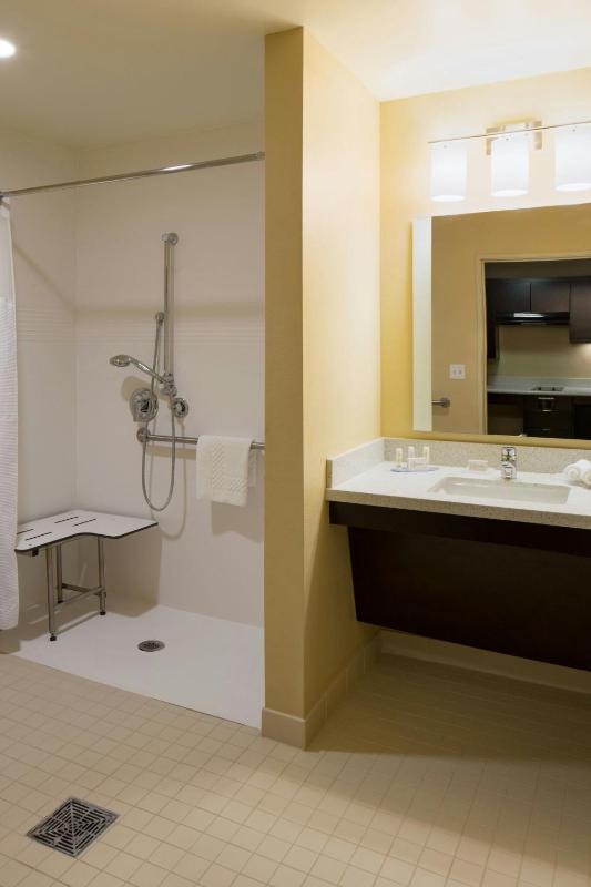 Studio with Two Queen Beds - Hearing Accessible image 3