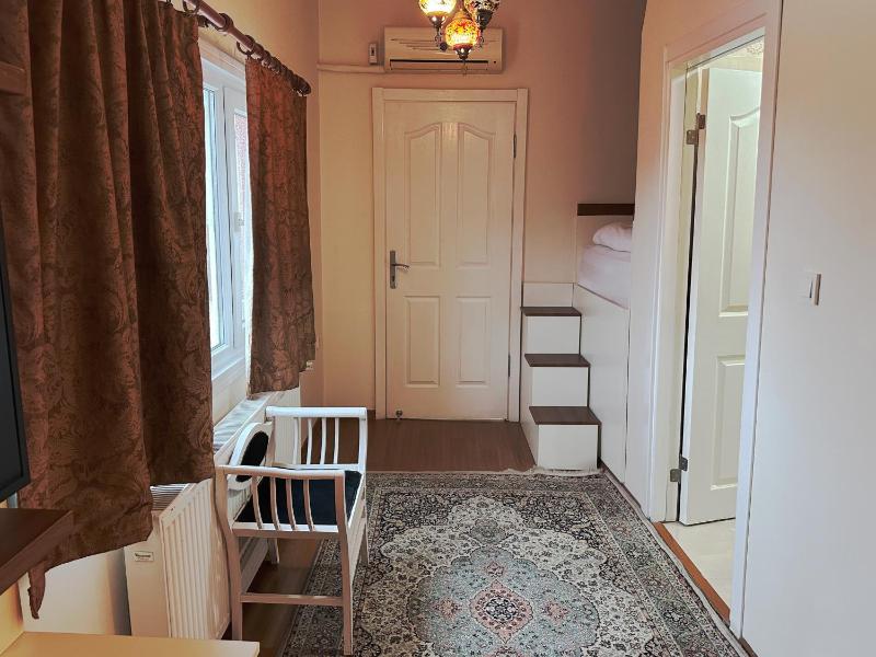 Triple Room with City View image 4